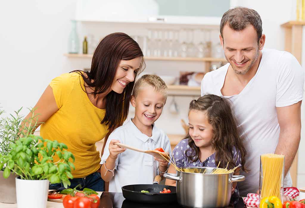Cha mẹ dạy con nấu ăn